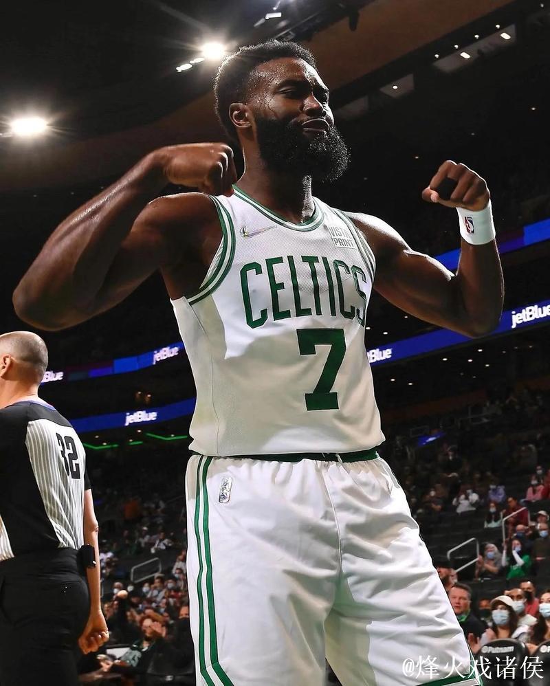 杰伦-布朗穿着个人品牌球鞋，空砍34分8篮板7助攻3盖帽