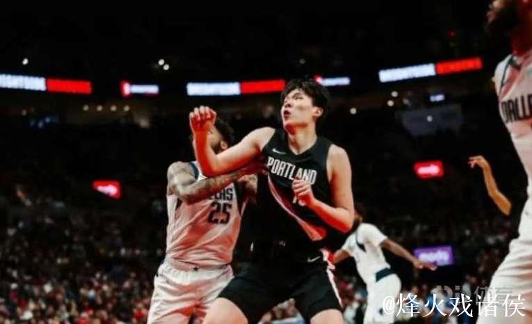 杨瀚森出战10分钟献1助攻 开拓者胜独行侠 杨瀚森出战10分钟献1助攻 开拓者胜独行侠