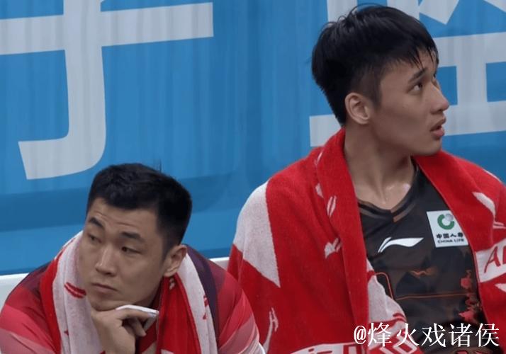 狂胜27分!山东队长在场输分,坐板凳席脸色铁青,球迷:让位吧 狂胜27分!山东队长在场输分,坐板凳席脸色铁青,球迷:让位吧